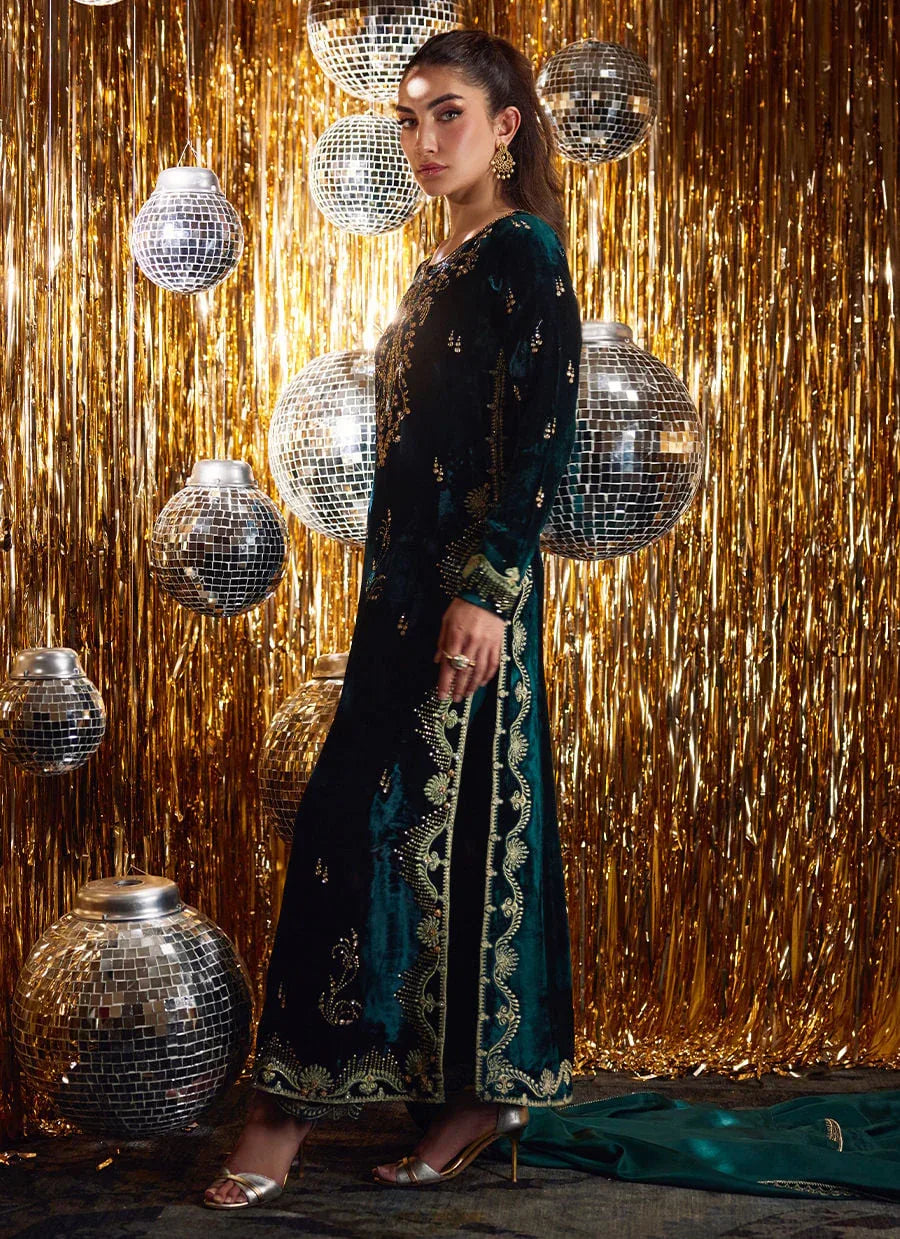 Farah Talib Aziz | Velvet Fete 4 | Gleen Forest Green Velvet Shirt And Dupatta - Aqsa Fabrics