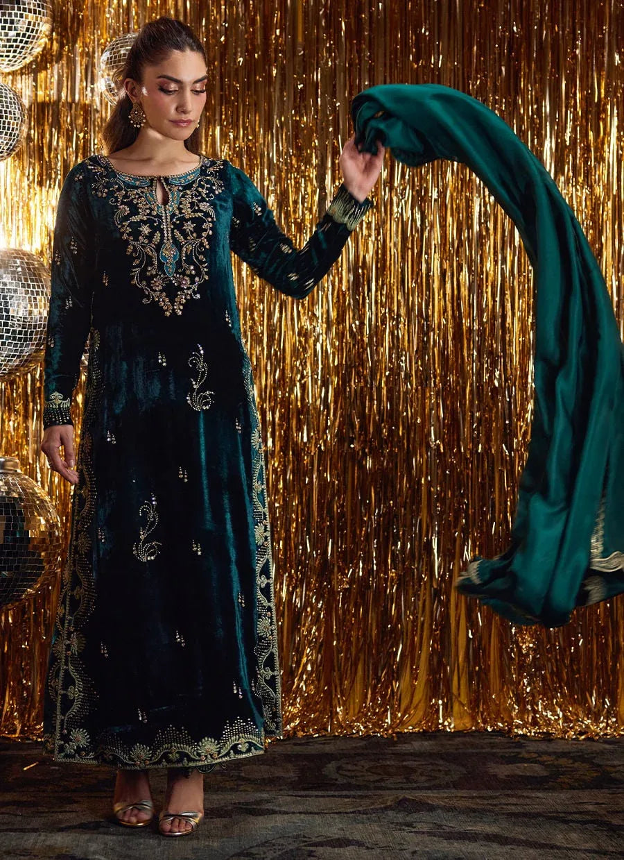 Farah Talib Aziz | Velvet Fete 4 | Gleen Forest Green Velvet Shirt And Dupatta - Aqsa Fabrics