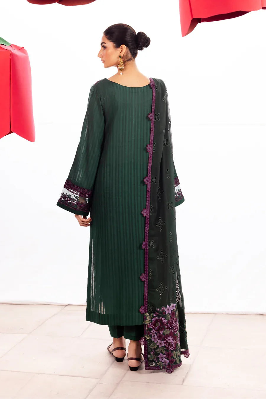 Iznik | Dahlia Embroidered Lawn | DL-02 - Aqsa Fabrics
