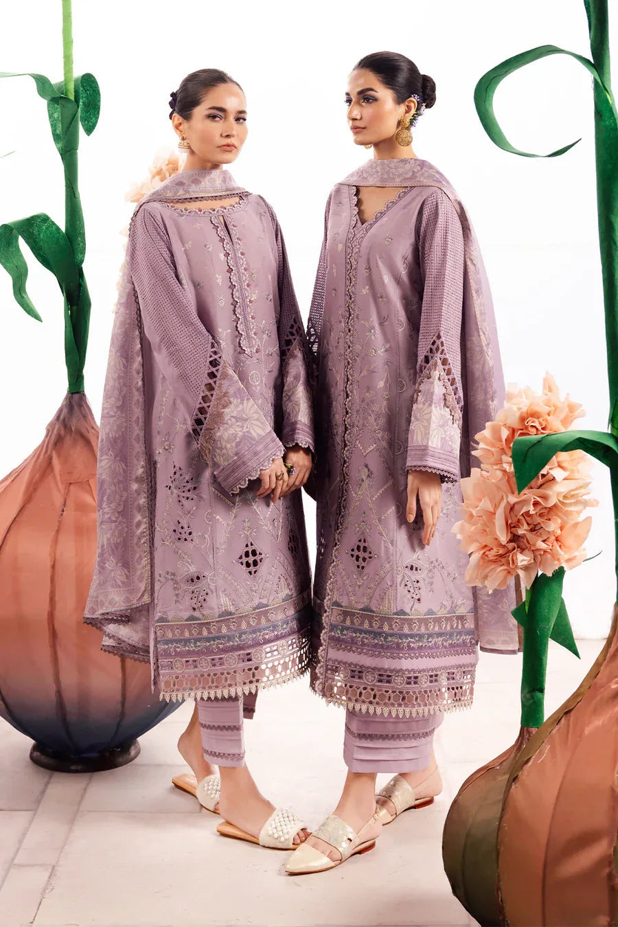 Iznik | Dahlia Embroidered Lawn | DL-04 - Aqsa Fabrics