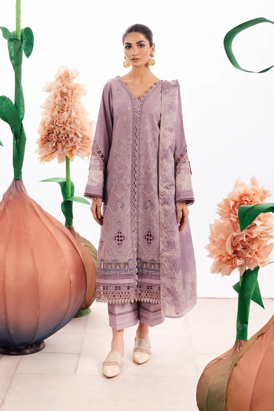 Iznik | Dahlia Embroidered Lawn | DL-04 - Aqsa Fabrics