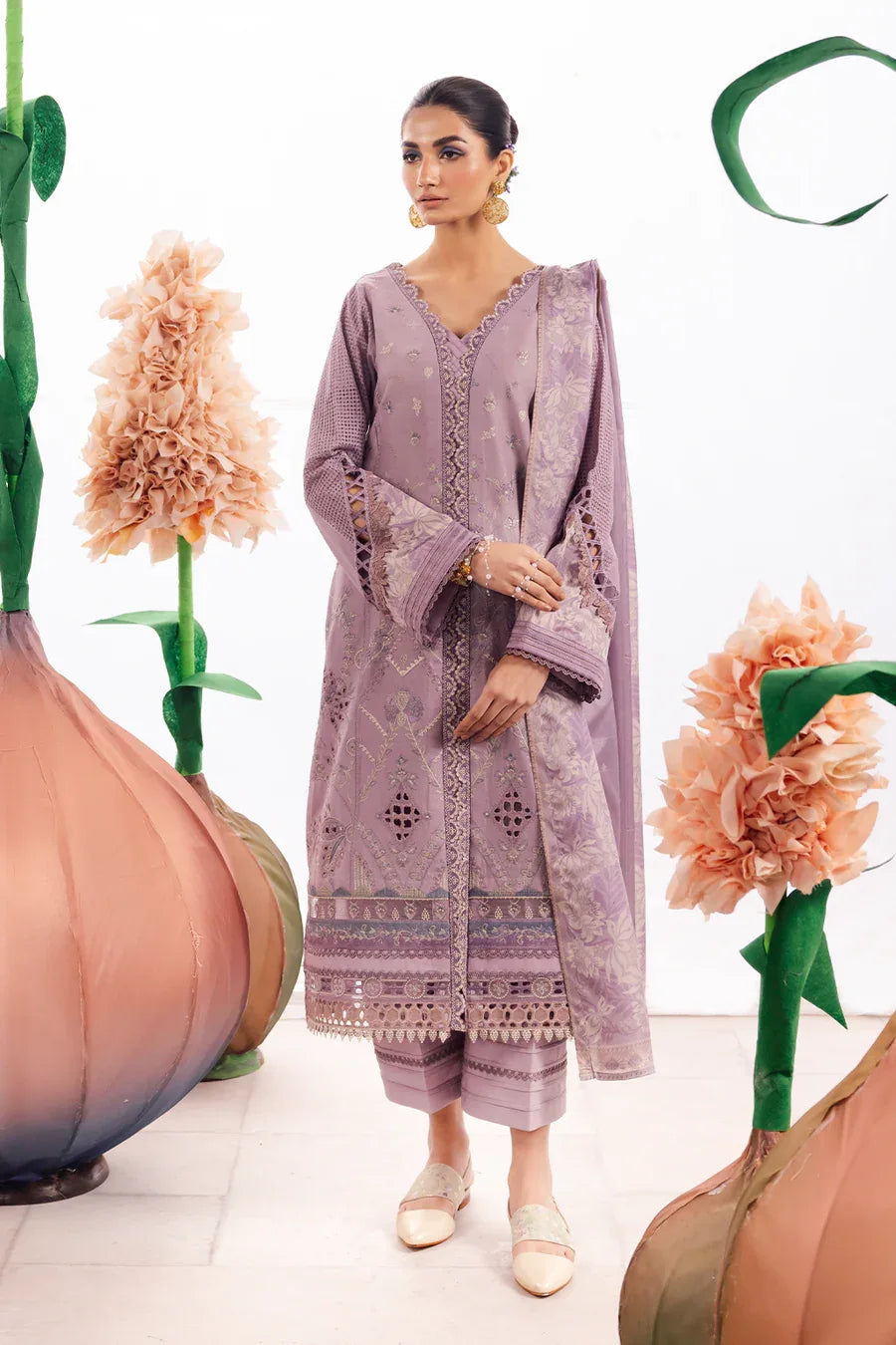 Iznik | Dahlia Embroidered Lawn | DL-04 - Aqsa Fabrics