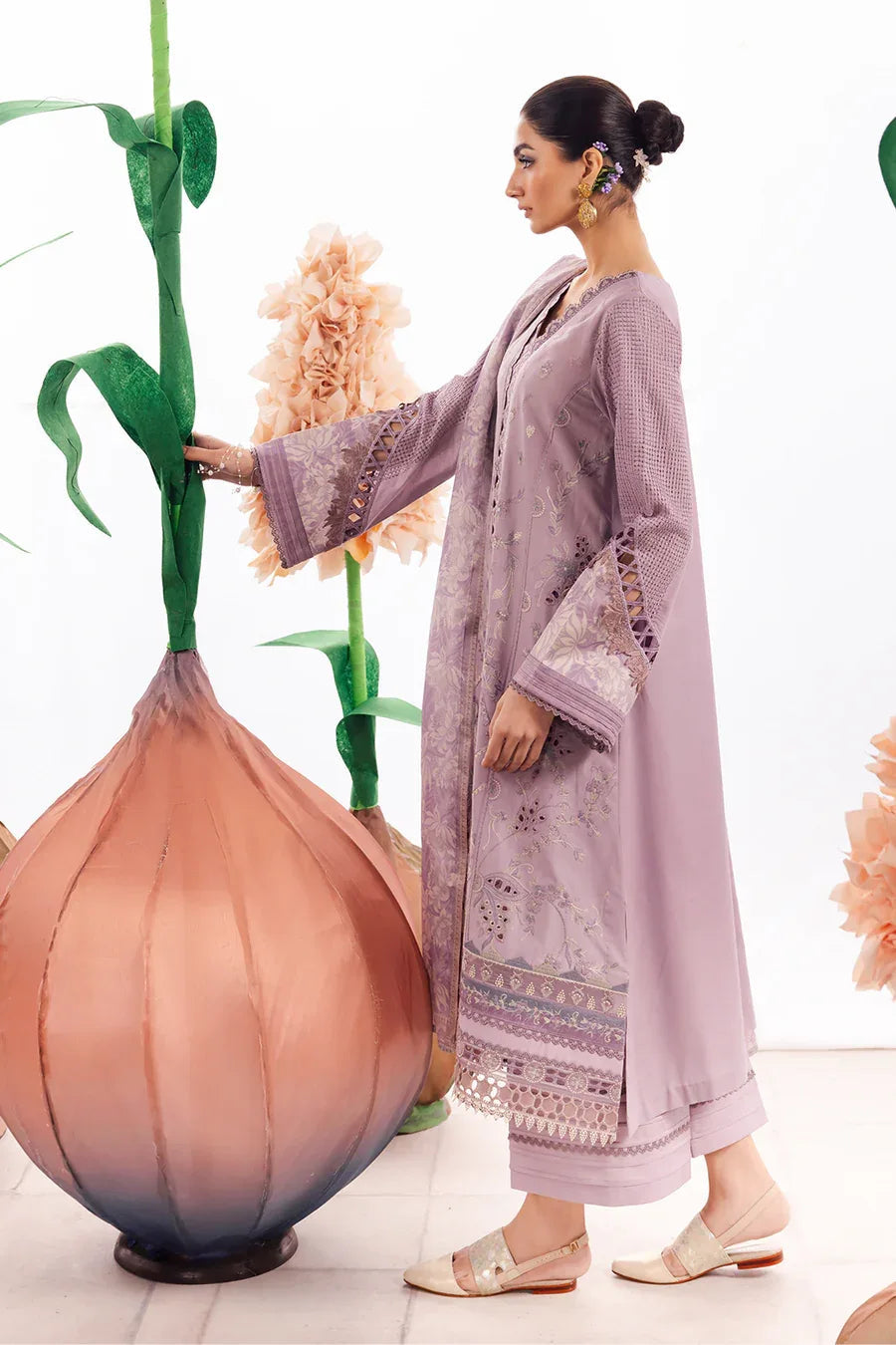 Iznik | Dahlia Embroidered Lawn | DL-04 - Aqsa Fabrics