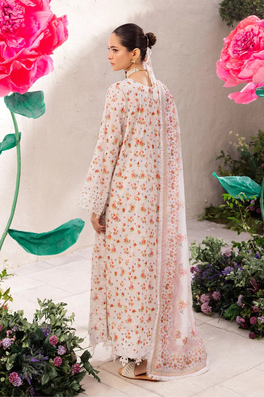 Iznik | Dahlia Embroidered Lawn | DL-05 - Aqsa Fabrics