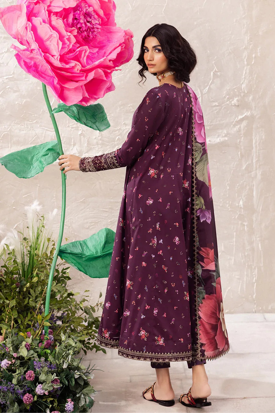 Iznik | Dahlia Embroidered Lawn | DL-06 - Aqsa Fabrics