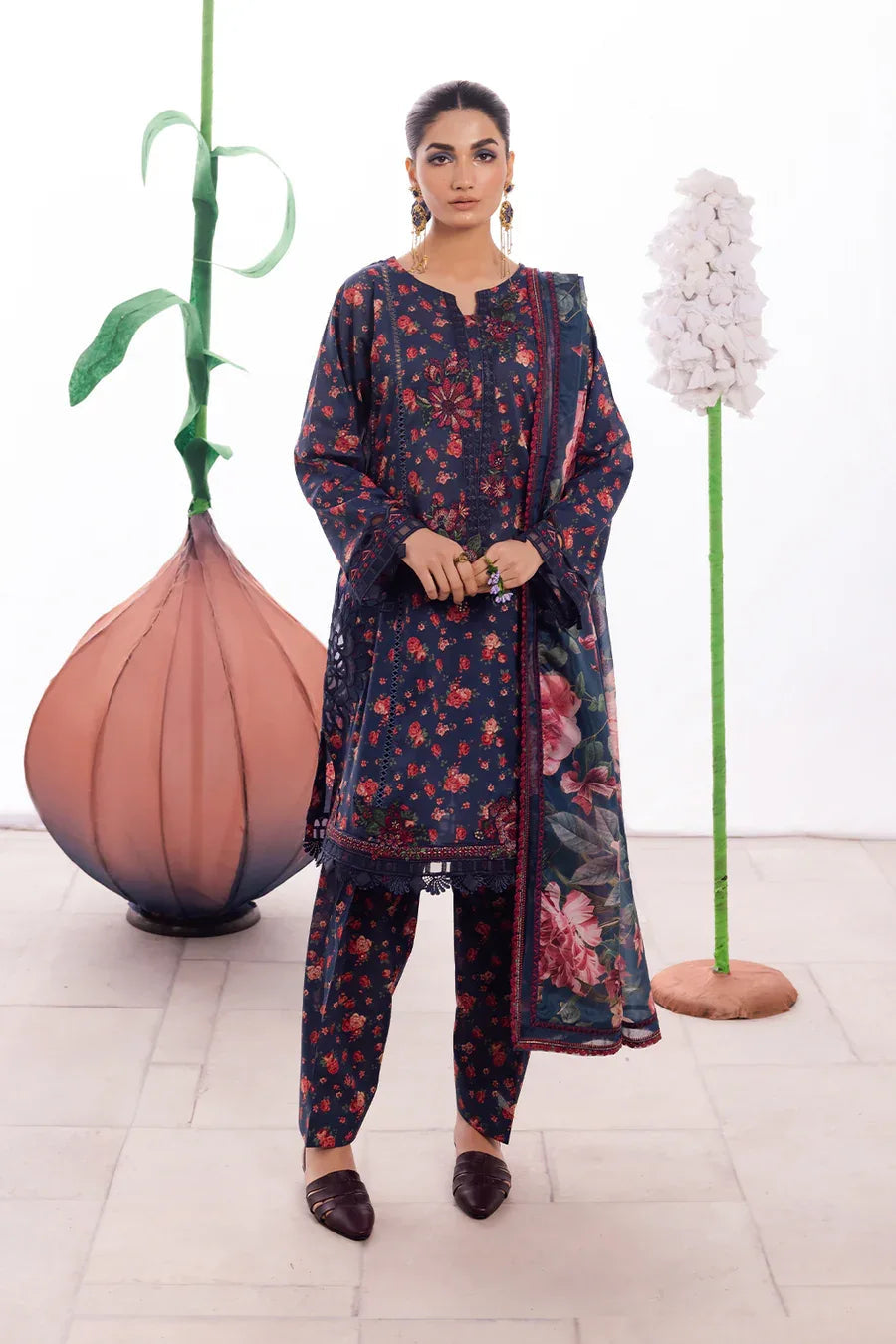 Iznik | Dahlia Embroidered Lawn | DL-07 - Aqsa Fabrics
