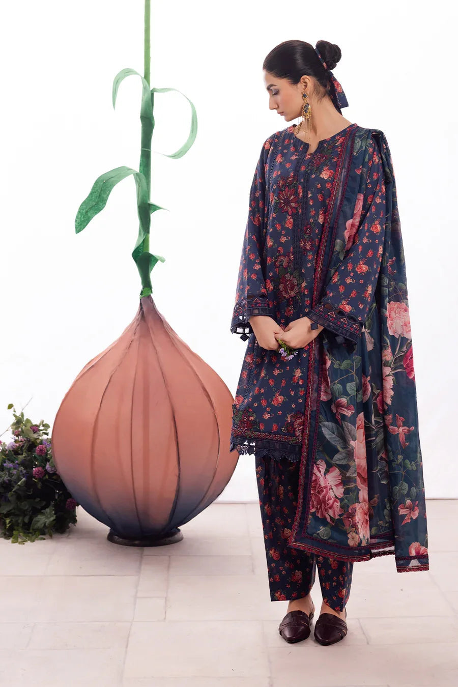 Iznik | Dahlia Embroidered Lawn | DL-07 - Aqsa Fabrics