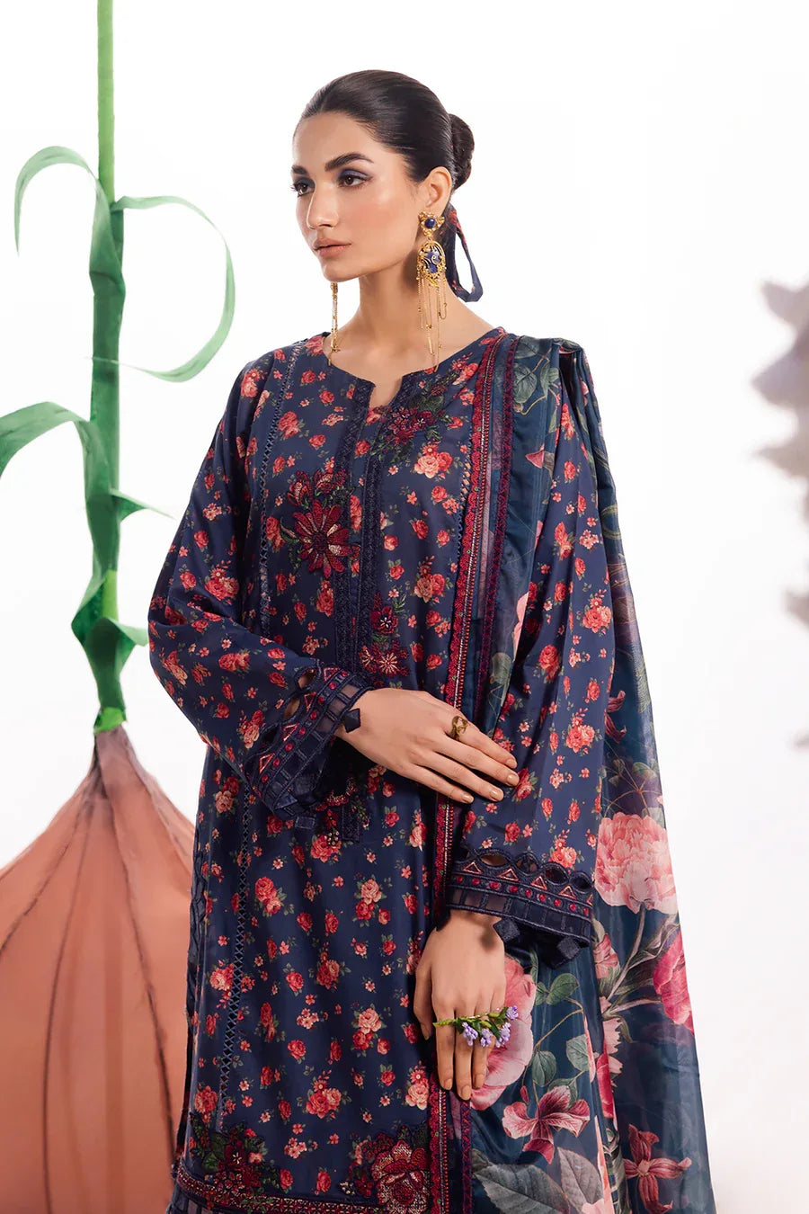 Iznik | Dahlia Embroidered Lawn | DL-07 - Aqsa Fabrics