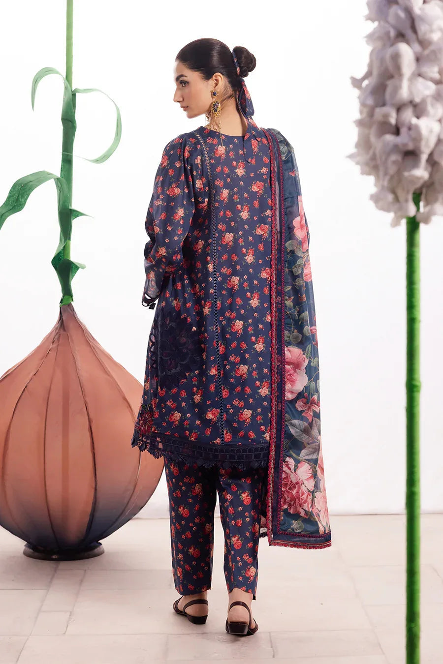 Iznik | Dahlia Embroidered Lawn | DL-07 - Aqsa Fabrics