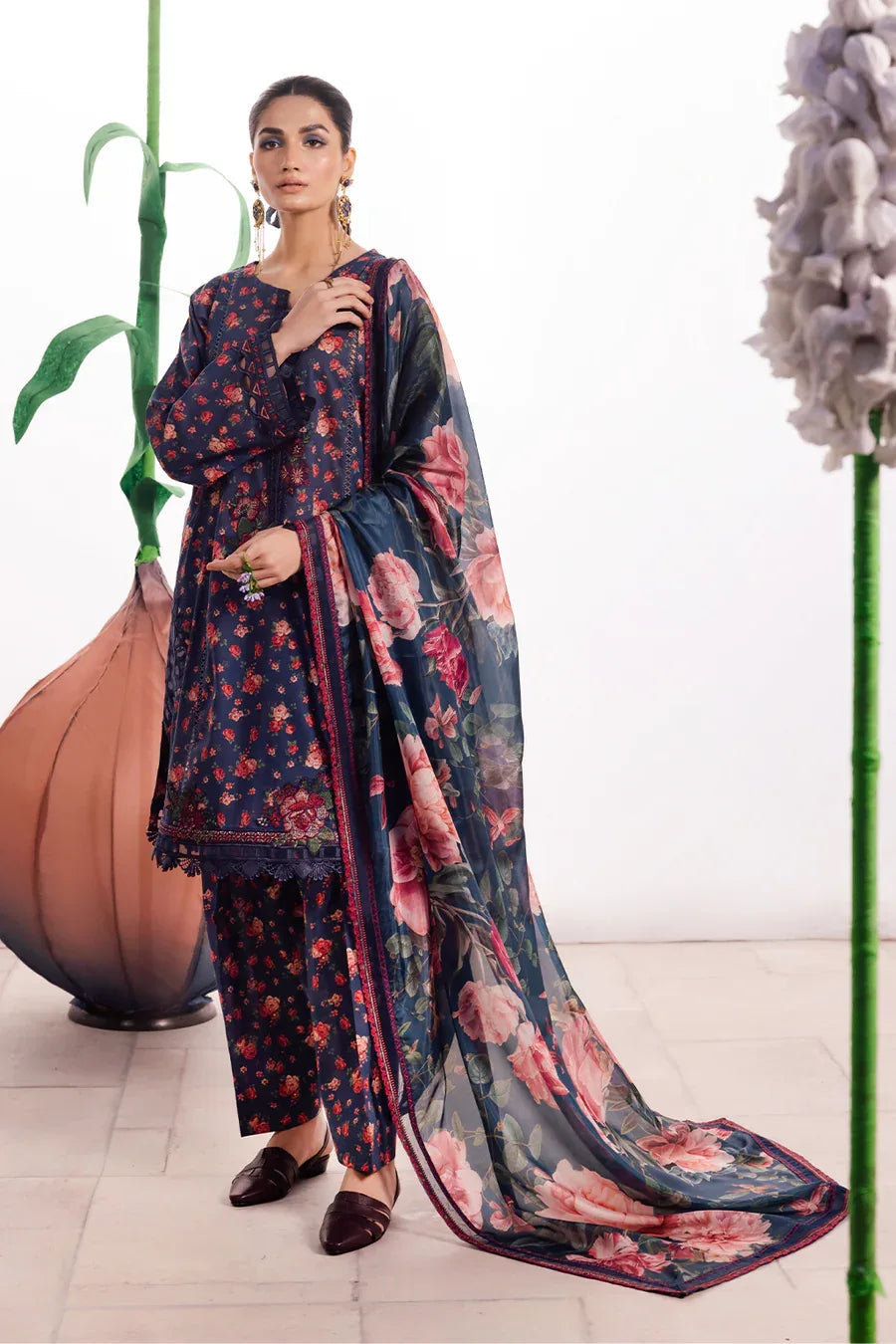 Iznik | Dahlia Embroidered Lawn | DL-07 - Aqsa Fabrics
