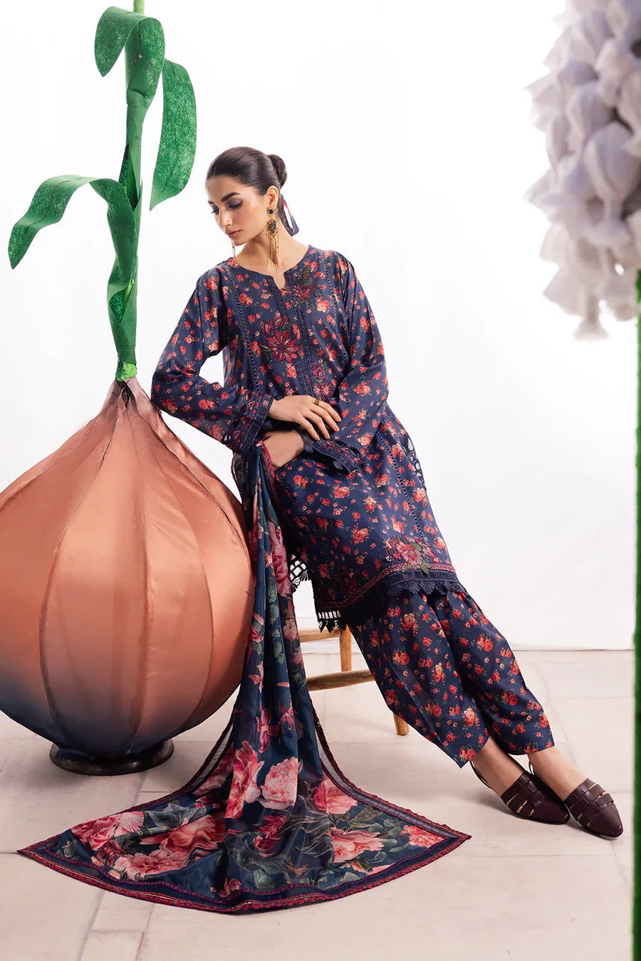 Iznik | Dahlia Embroidered Lawn | DL-07 - Aqsa Fabrics
