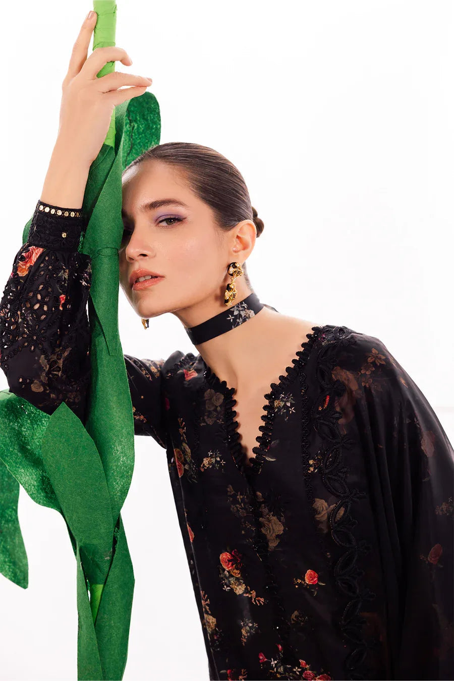 Iznik | Dahlia Embroidered Lawn | DL-08 - Aqsa Fabrics