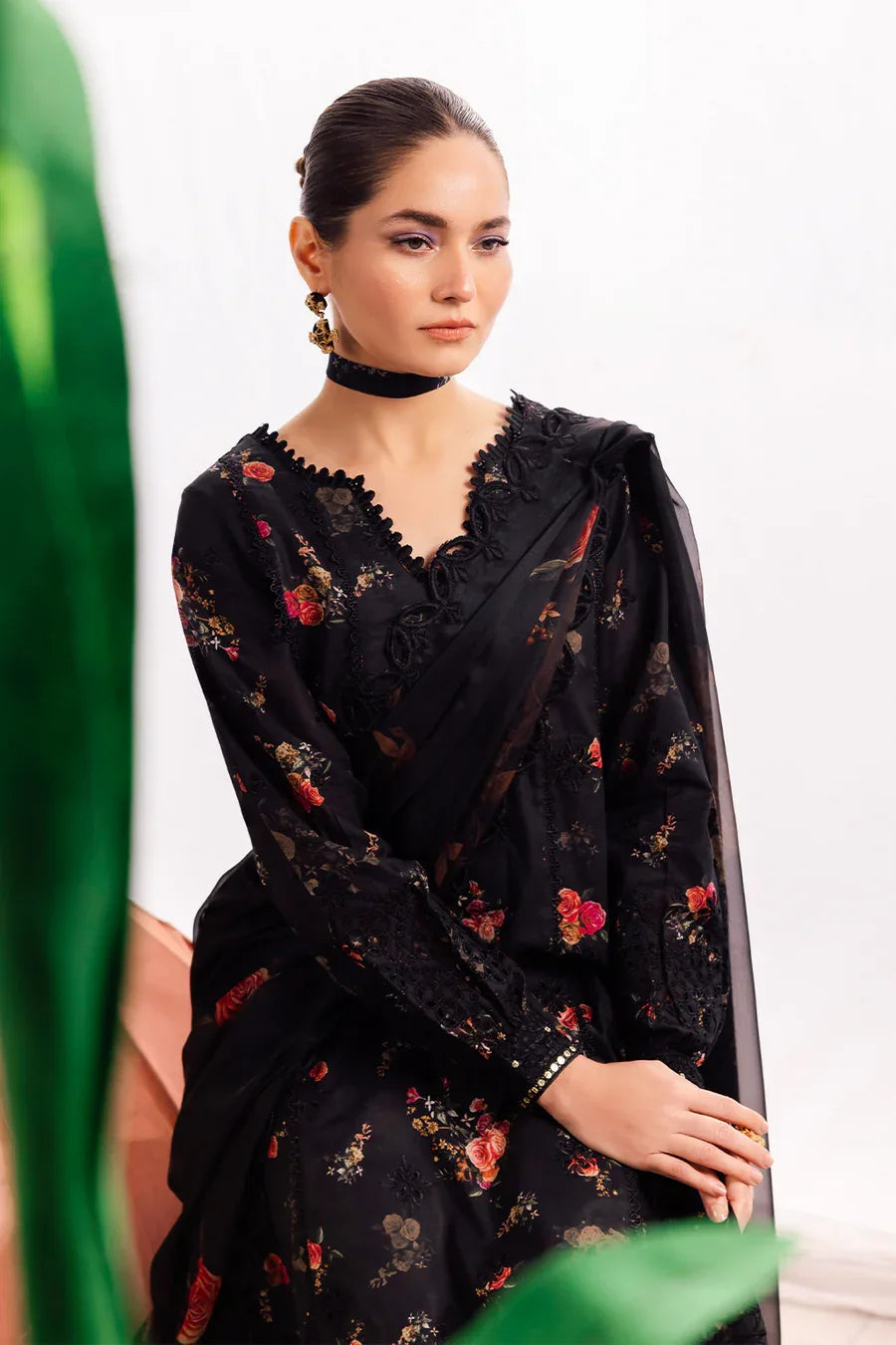 Iznik | Dahlia Embroidered Lawn | DL-08 - Aqsa Fabrics