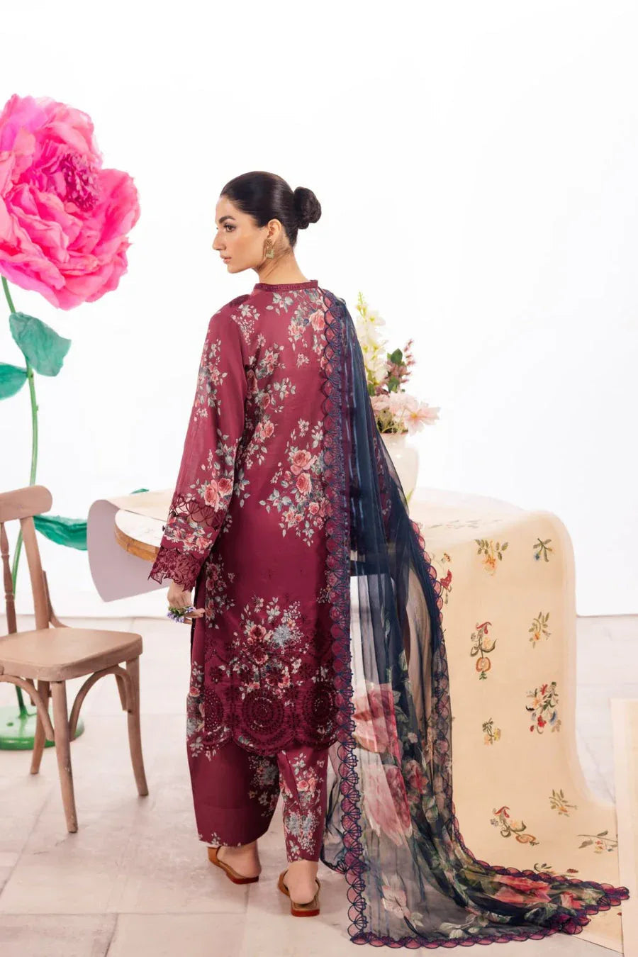 Iznik | Dahlia Embroidered Lawn | DL-11 - Aqsa Fabrics