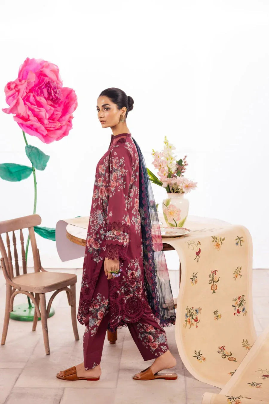 Iznik | Dahlia Embroidered Lawn | DL-11 - Aqsa Fabrics