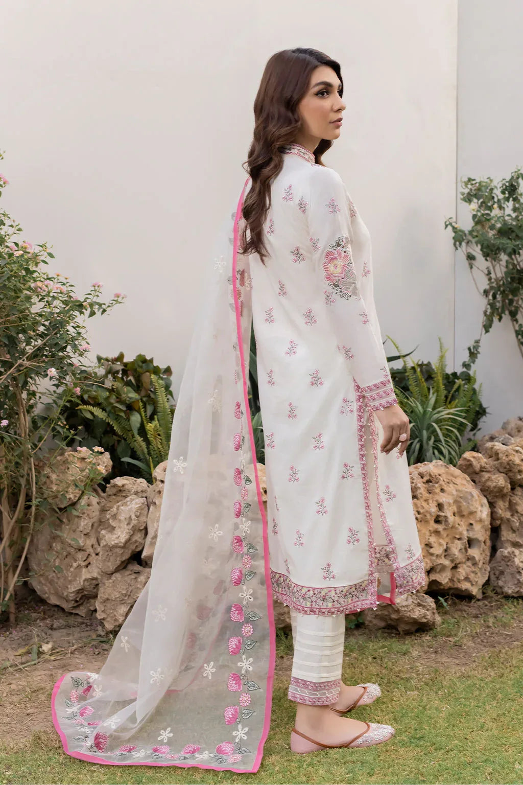 Iznik | Lawnkari 24 | UE-157 CANDYTUFT - Aqsa Fabrics