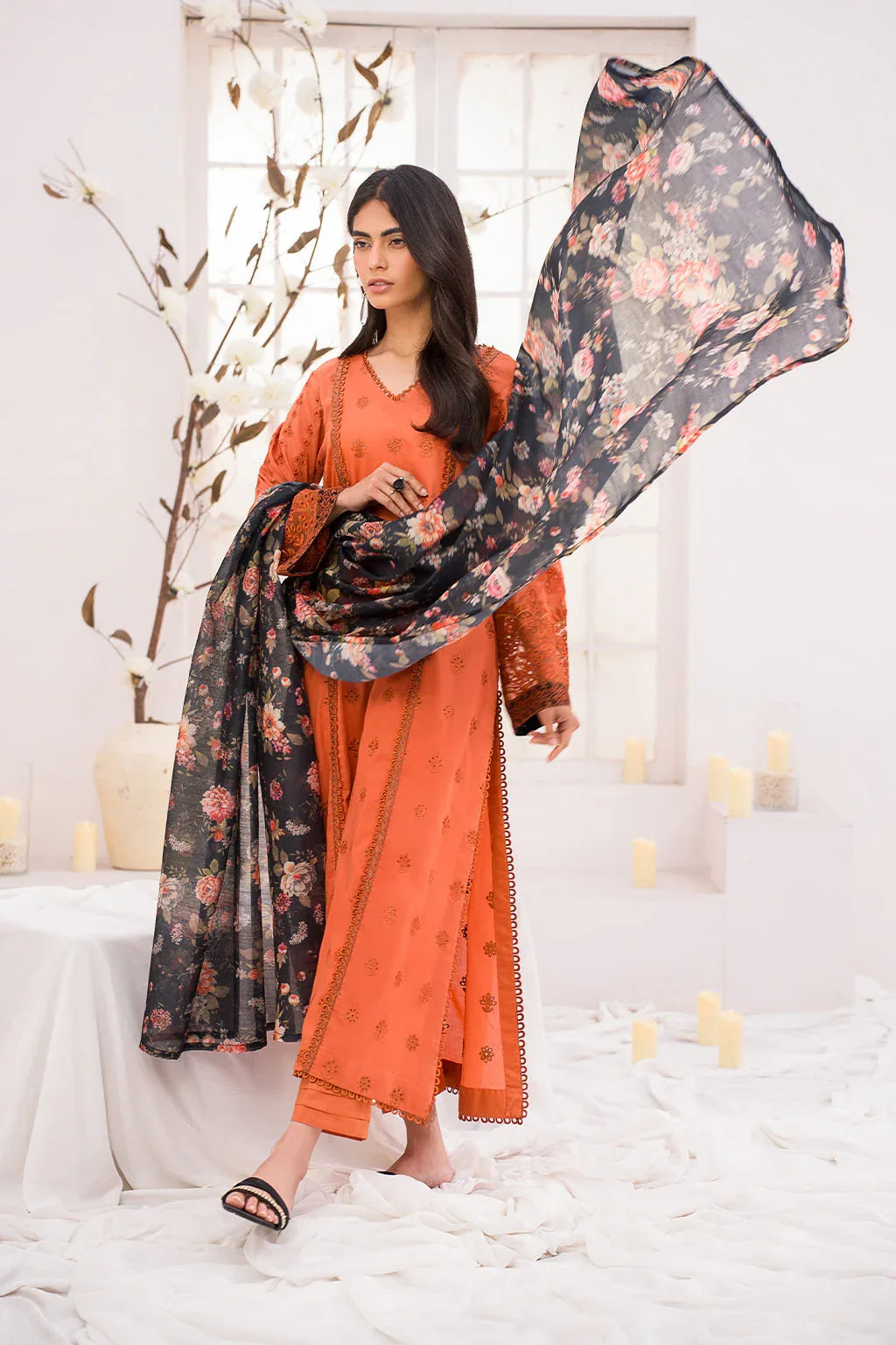 Iznik | Lawnkari 24 | UE-162 LEAFLET - Aqsa Fabrics