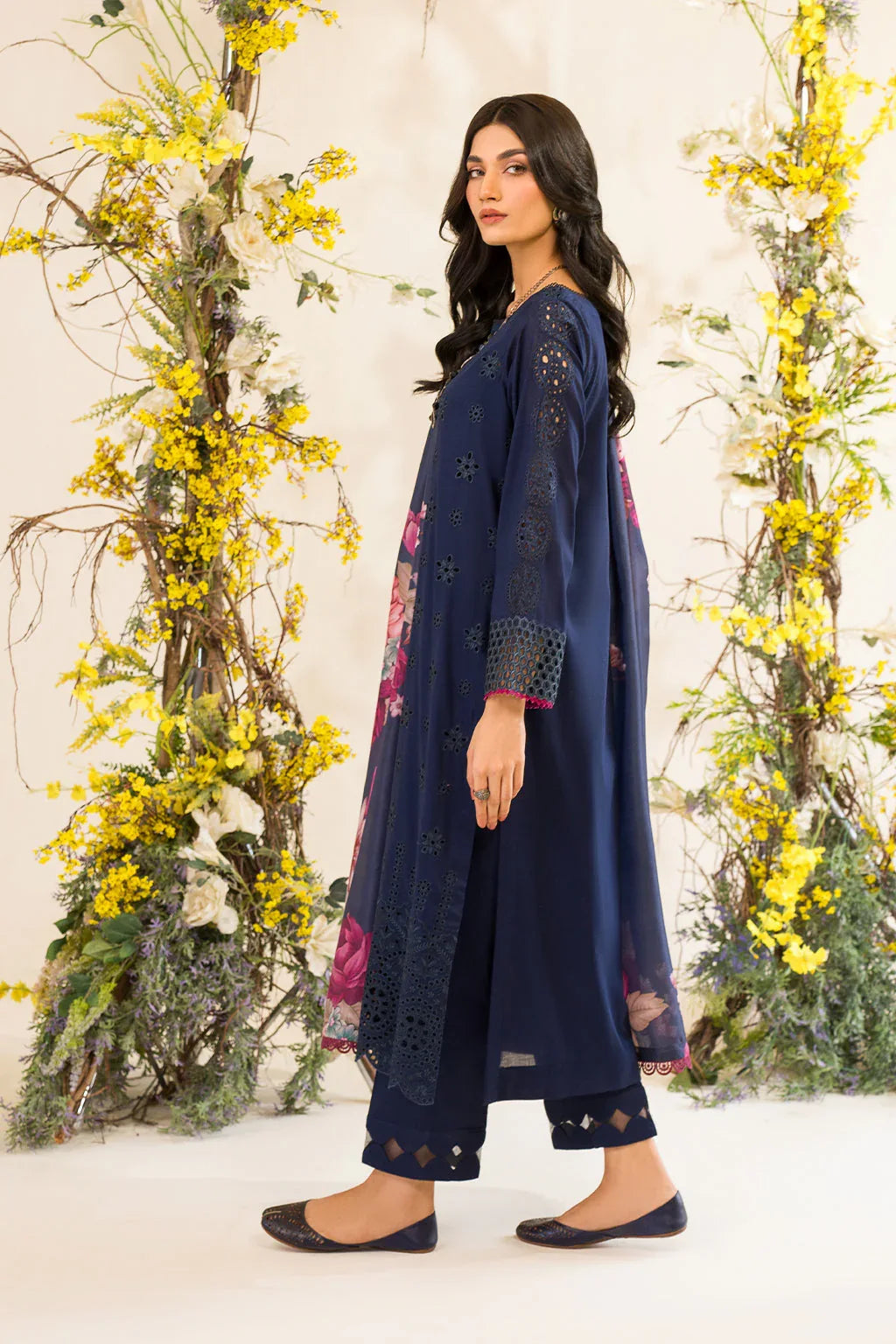 Iznik | Lawnkari 24 | UE-163 BLOOMEASE - Aqsa Fabrics