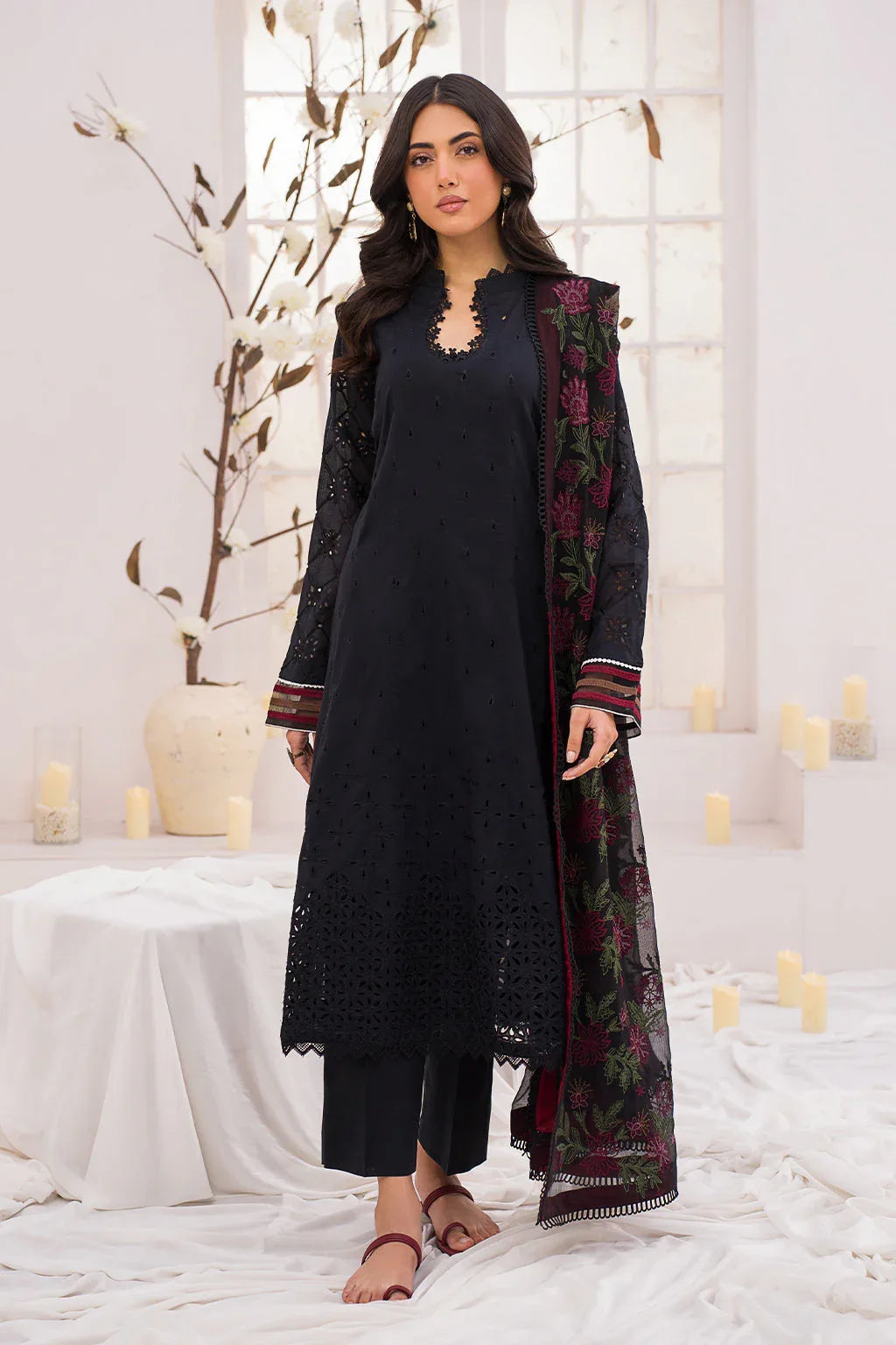 Iznik | Lawnkari 24 | UE-200 GARRULOUS - Aqsa Fabrics