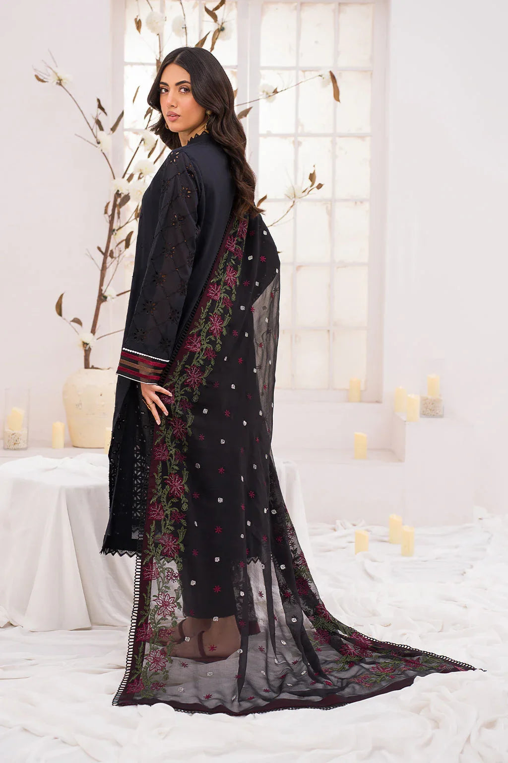 Iznik | Lawnkari 24 | UE-200 GARRULOUS - Aqsa Fabrics
