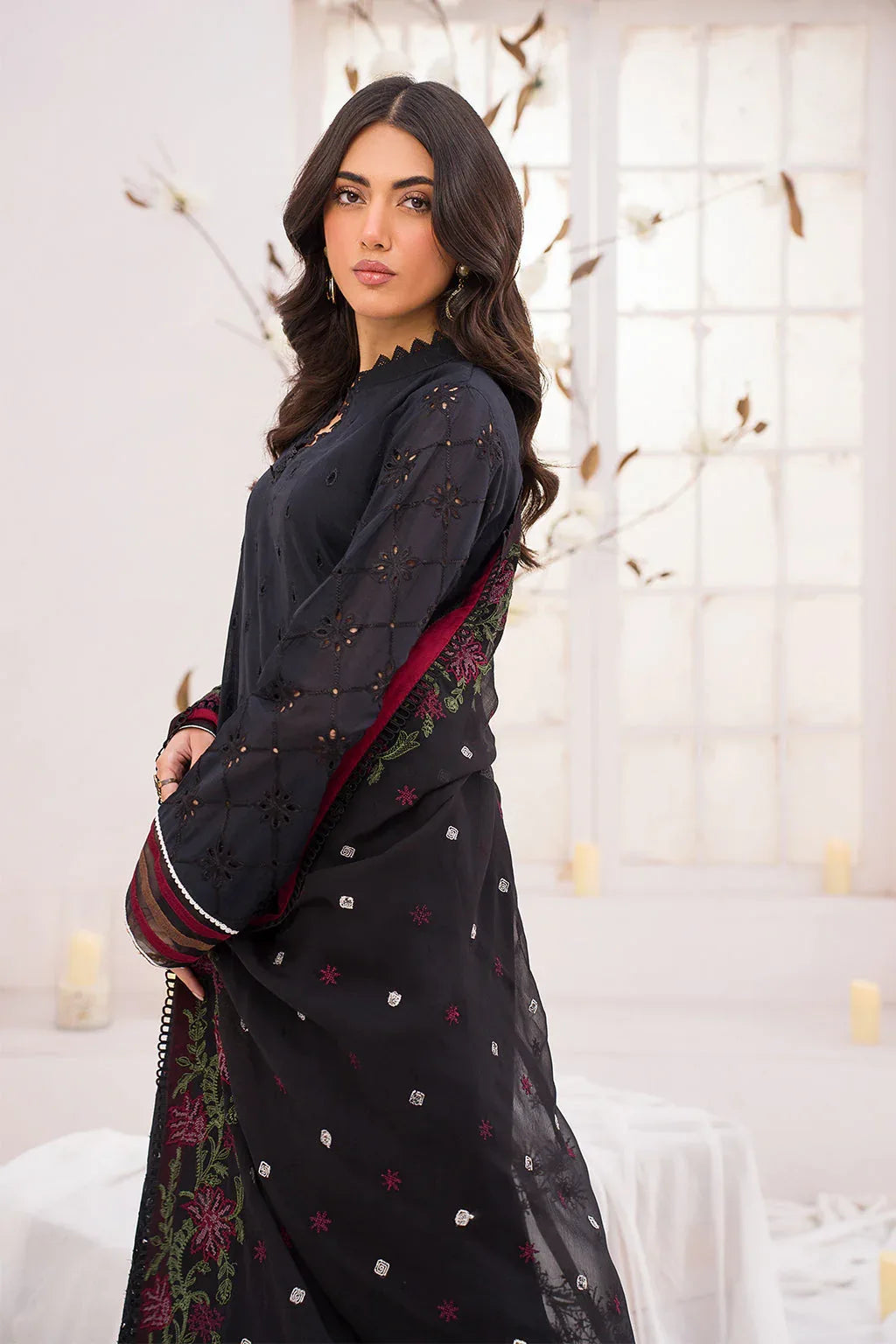 Iznik | Lawnkari 24 | UE-200 GARRULOUS - Aqsa Fabrics