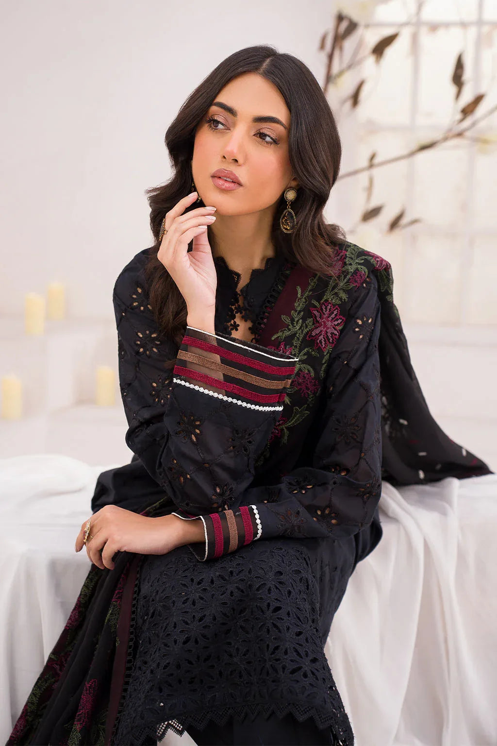 Iznik | Lawnkari 24 | UE-200 GARRULOUS - Aqsa Fabrics