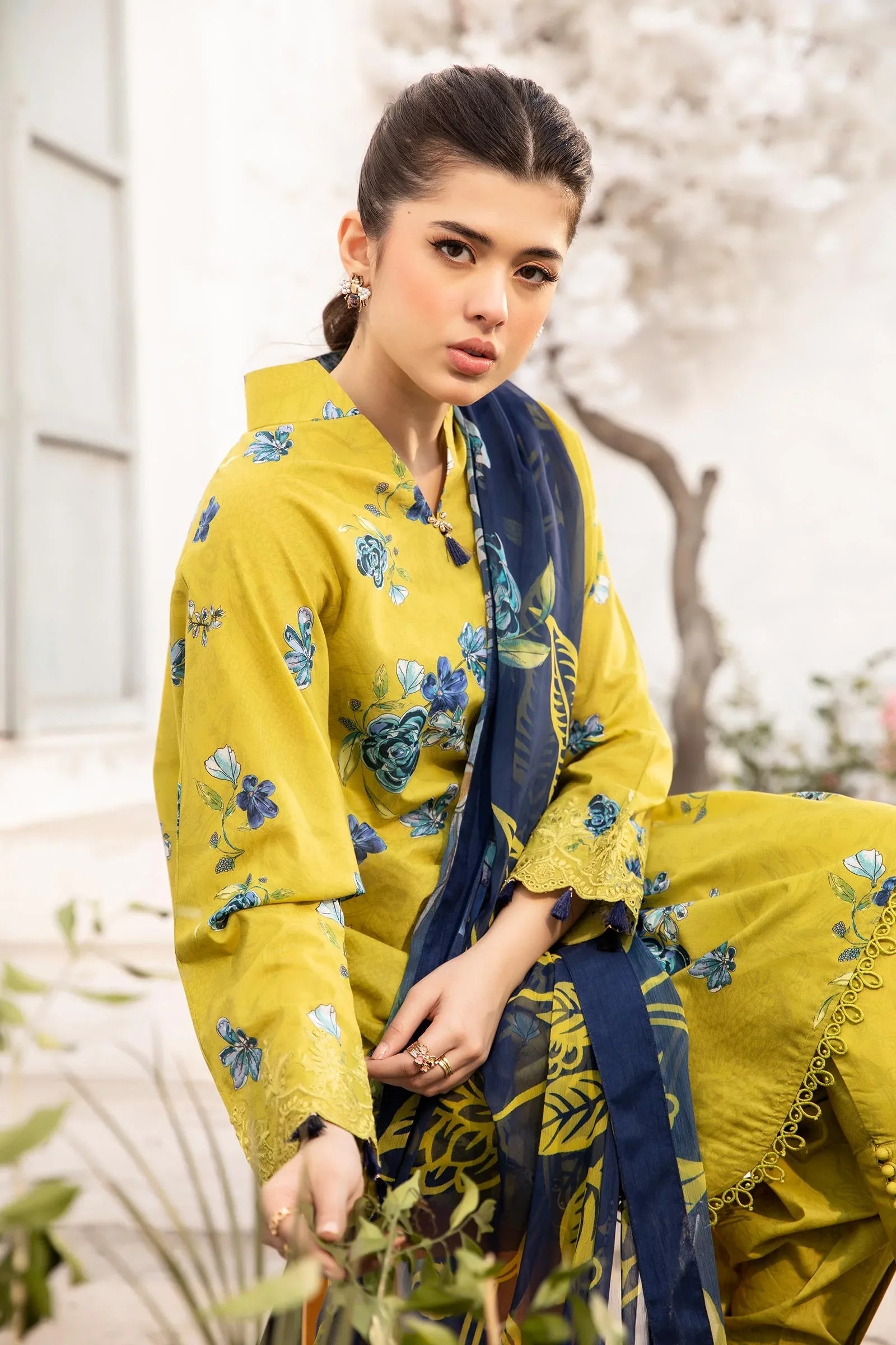 Maria B | M Basic Summer Lawn 25 | MB-CUS25-702A - Aqsa Fabrics