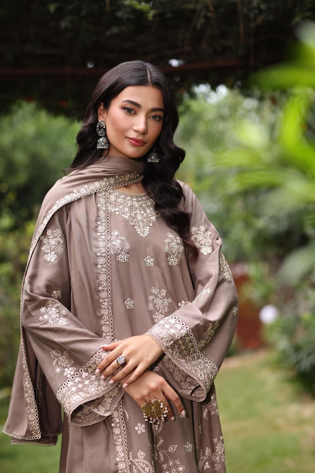 Noor by Saadia Asad | Suzaankari Winter 24 | D02