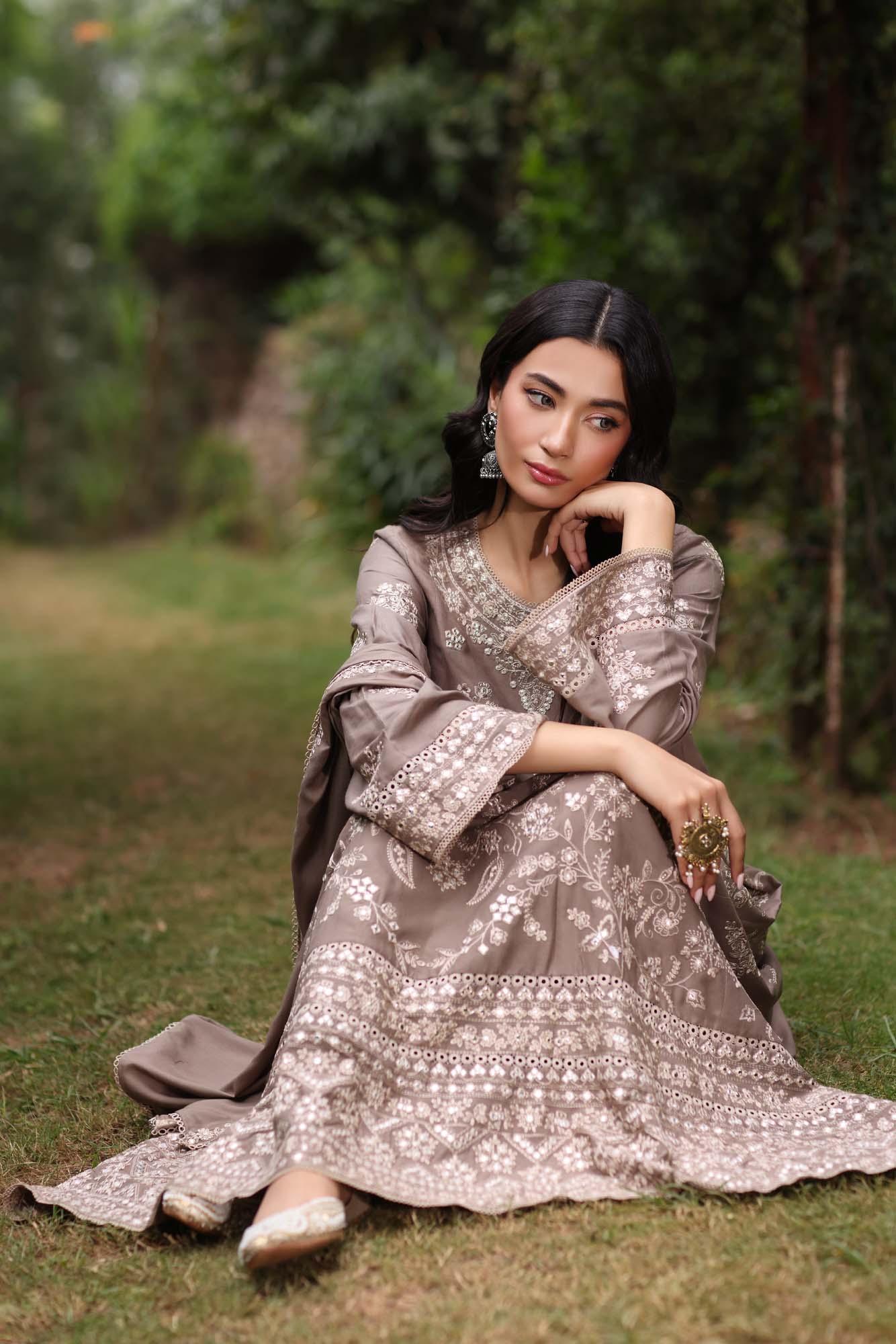 Noor by Saadia Asad | Suzaankari Winter 24 | D02