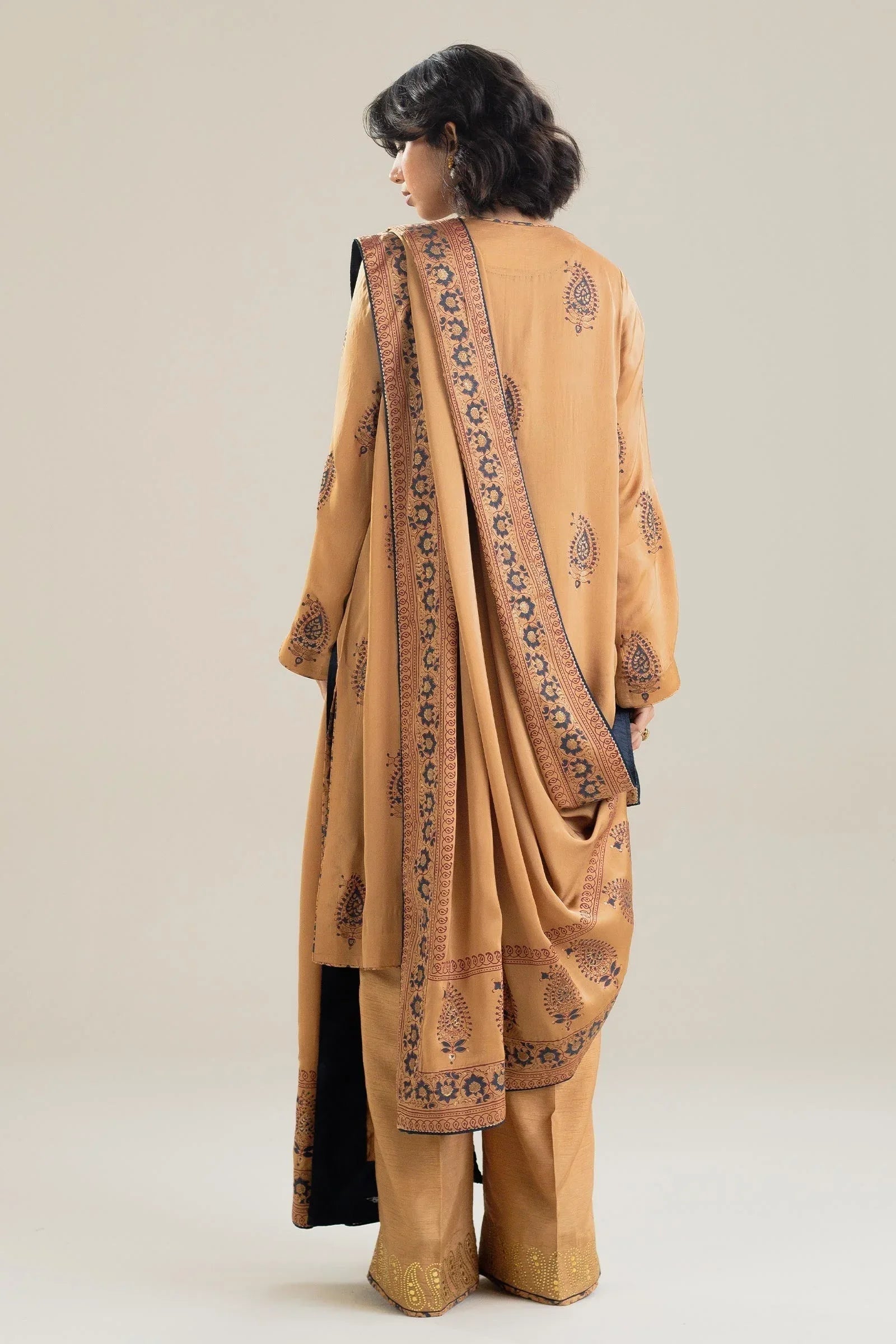 Zara Shahjahan | Handcrafted Suits | ZHC-043 - Aqsa Fabrics